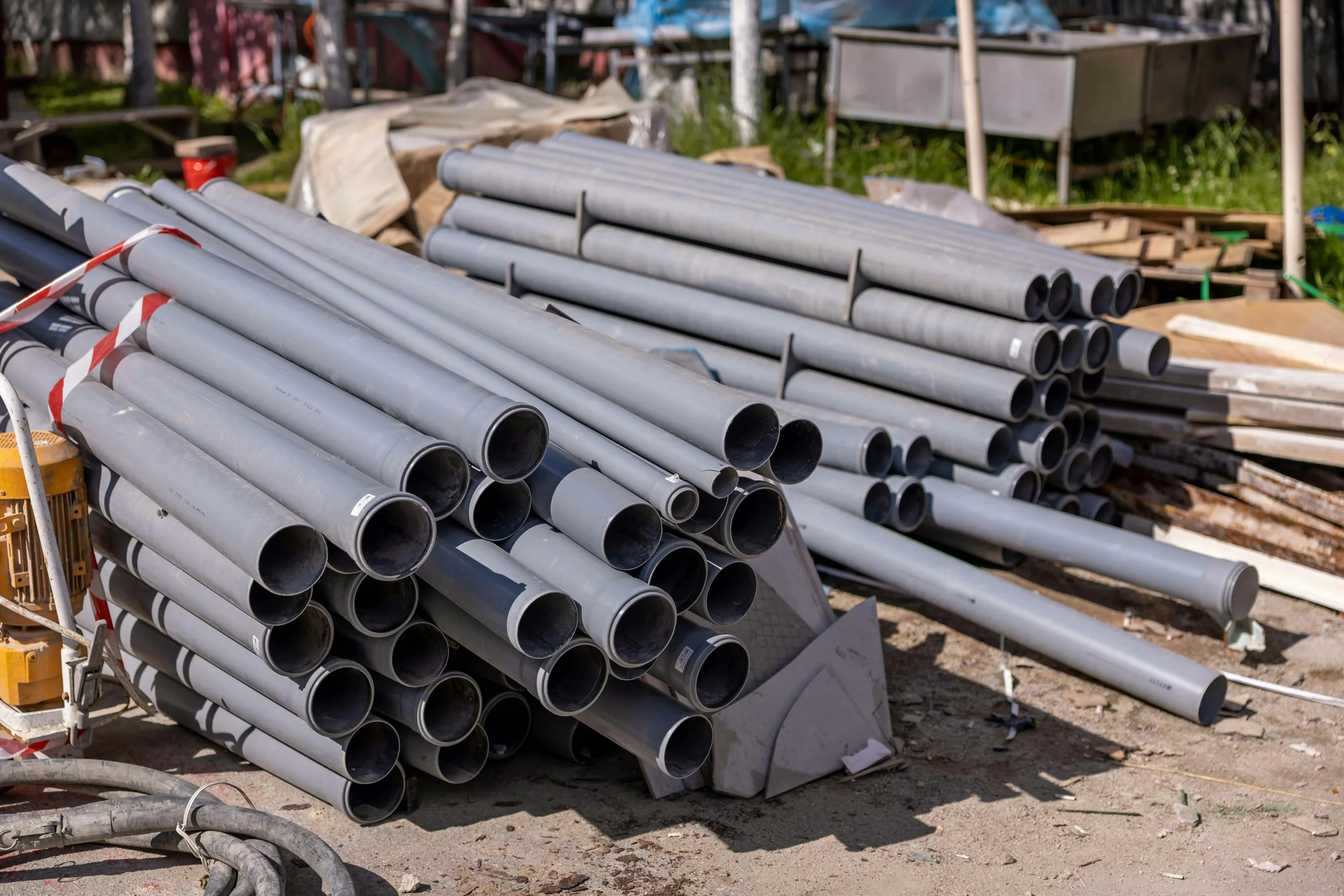 Propriétés des tuyaux en PVC-U Gros plan sur une section de tuyau rigide en PVC-U