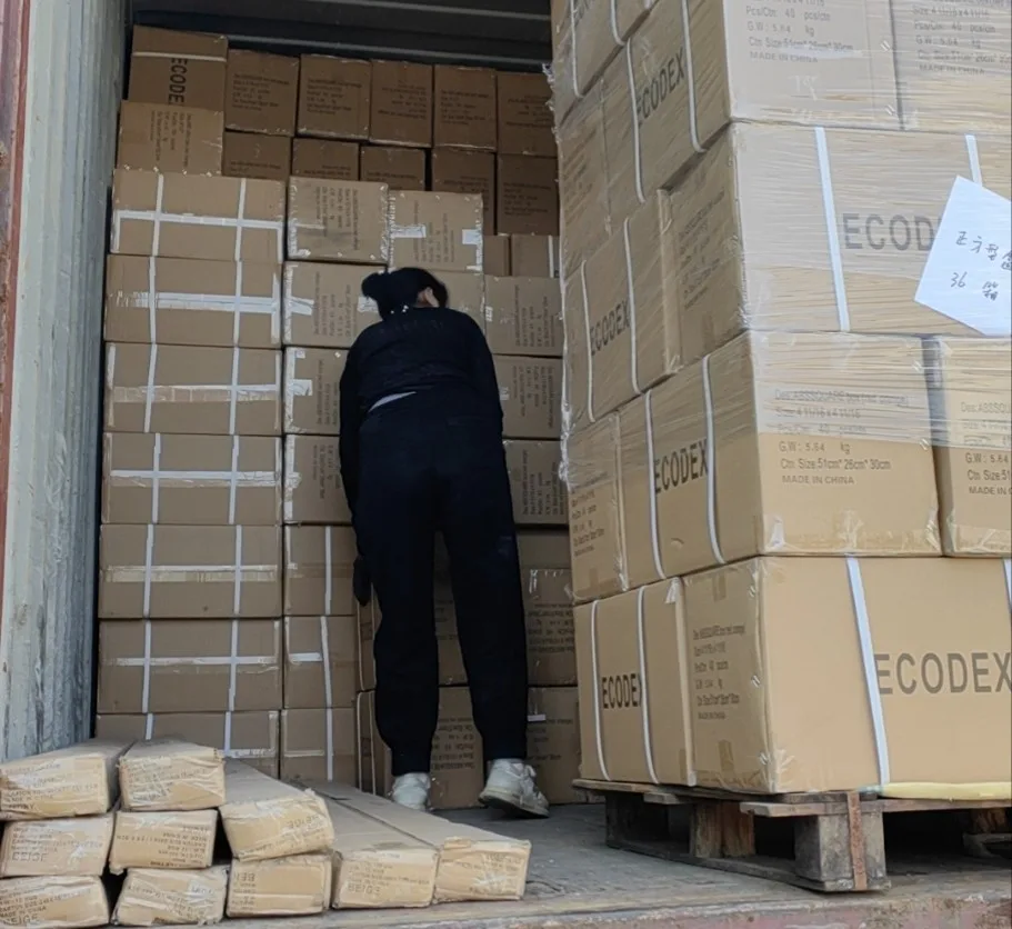 Различные категории трубопроводной продукции объединены в одном экспортном контейнере.