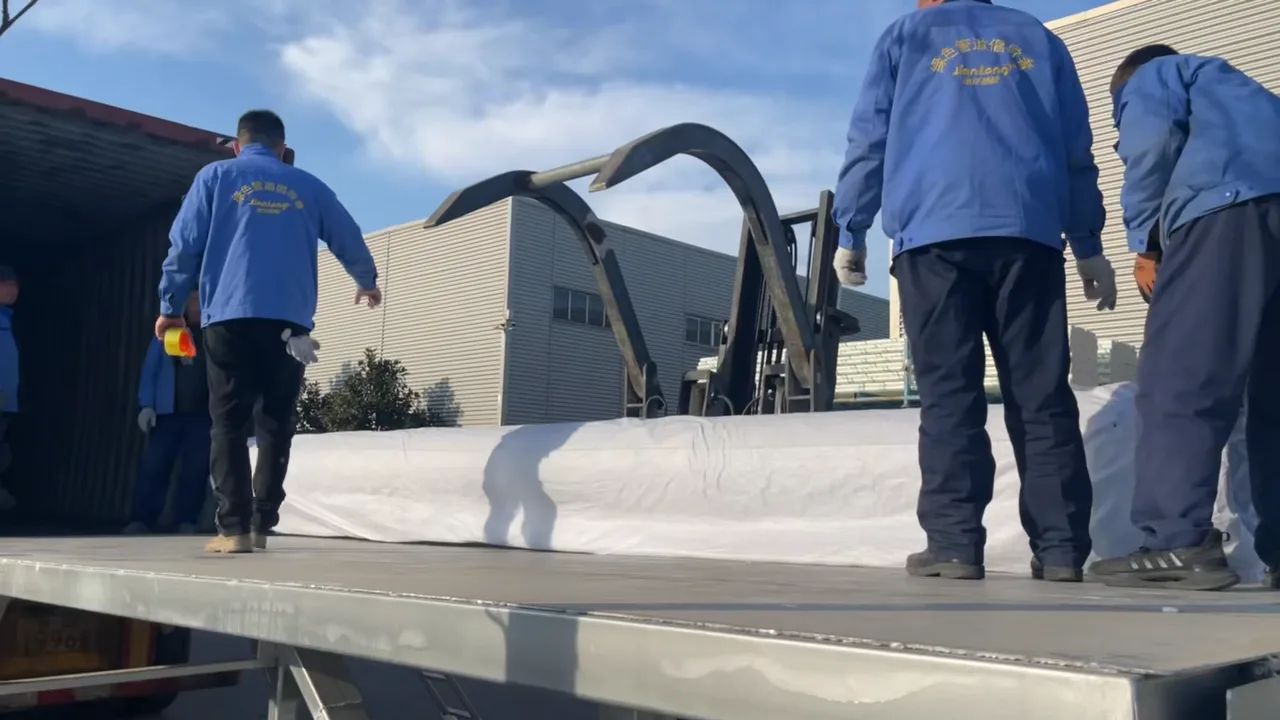Fourniture de canalisations pour les projets d'eau et d'infrastructures Tuyaux, raccords et vannes fournis pour un projet d'infrastructure hydraulique