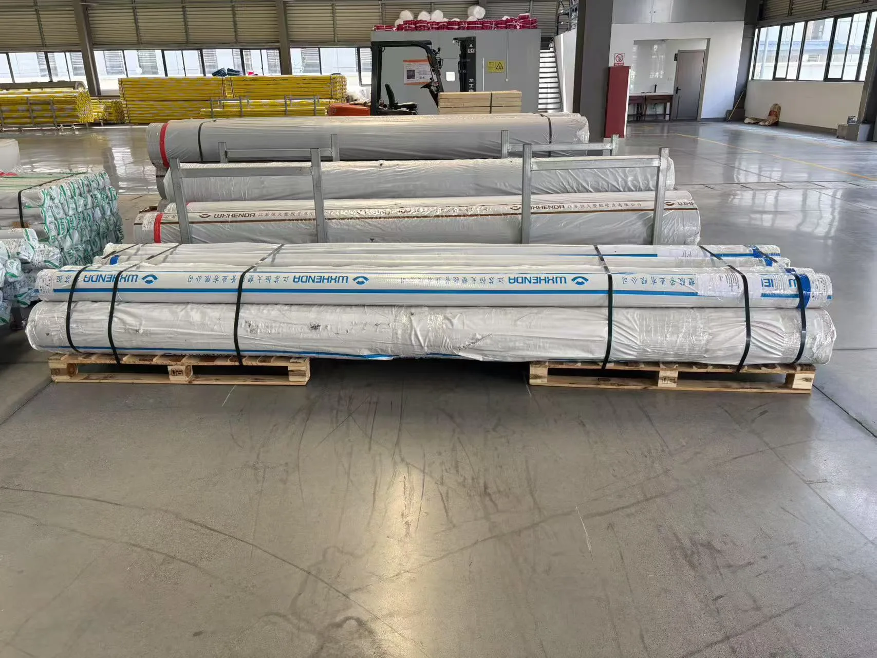 Produits de tuyauterie industrielle prêts à être expédiés dans le monde entier Tuyaux et raccords industriels emballés, prêts pour l'expédition internationale